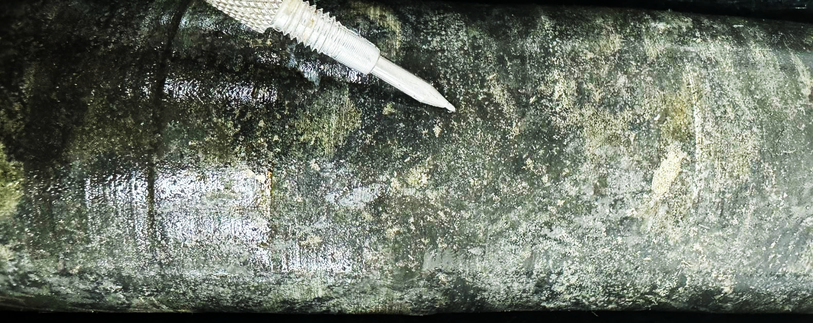 A metal object with a metal object in the middleAI-generated content may be incorrect.